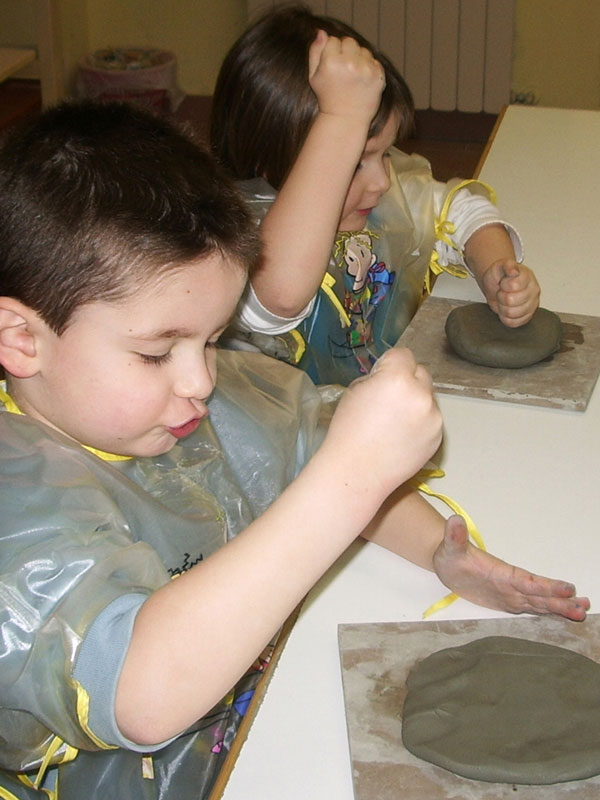 Corsi d'arte di pittura, argilla, disegno e ceramica per bambini e ragazzi