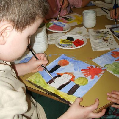 Laboratorio di pittura a tempera nella suola dell'infanzia