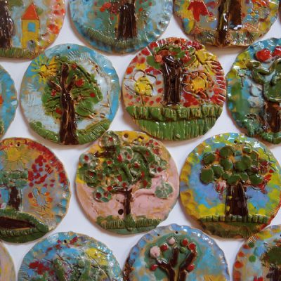 Albero di primavera in ceramica per la Pasqua, scuola dell'infanzia