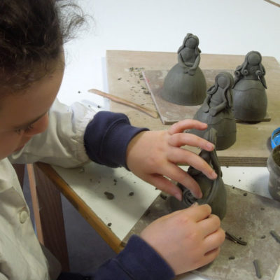 Bambini al lavoro per realizzare la bomboniera d'artista per la prima comunione presso il Laboratorio ArtiBus di Vasto