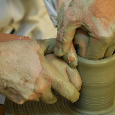 Lavorazione dell'argilla al tornio