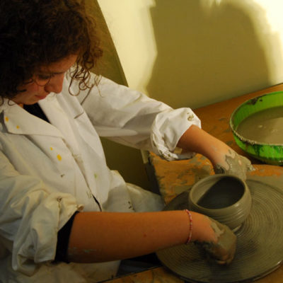 Lavorazione dell'argilla al tornio