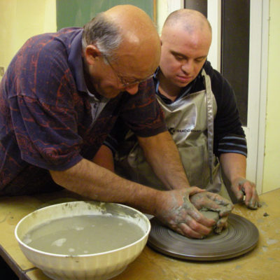 Lavorazione dell'argilla al tornio
