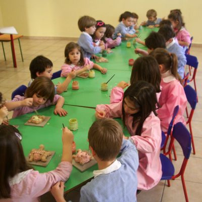 Decorazione ceramica nella scuola dell'infanzia