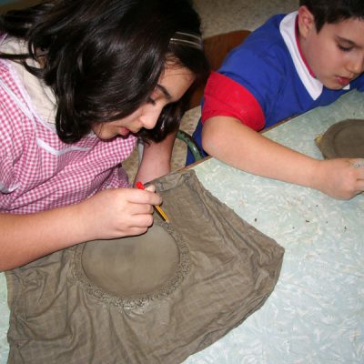 Lavorazione dell'argilla nella scuola primaria di San Salvo con ArtiBus