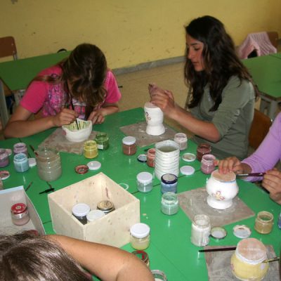 Decorazione ceramica di vasi in maiolica nella scuola secondaria di Pizzoferrato - Laboratorio ArtiBus 