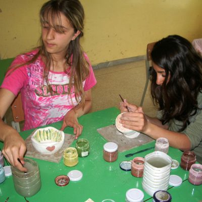 Decorazione ceramica di un vaso nella scuola secondaria