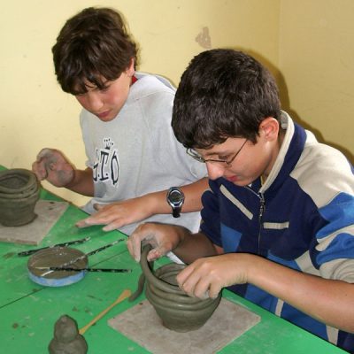 Costruzione di un vaso con l'argilla attraveso la tecnica del colombino nella scuola secondaria di Pizzoferrato  - Laboratorio ArtiBus