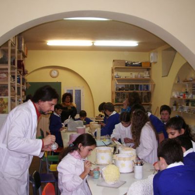 Decorazione ceramica di un presepe monumentale presso il nostro laboratorio, bambini della scuola primaria di San Salvo 