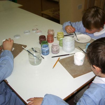Decorazione ceramica di un vaso durante la visita al nostro laboratorio