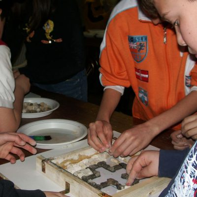 Visite scolastiche in laboratorio con lezione di mosaico per i bambini della scuola primaria