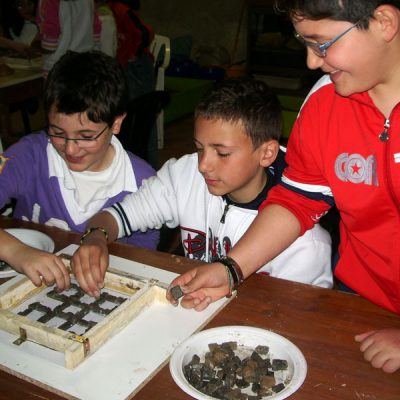 Visite scolastiche in laboratorio con lezione di mosaico per i bambini della scuola primaria-Vasto
