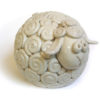 Campanella a sfera, pecorella in ceramica con vello a spirale del Laboratorio ArtiBus di Vasto