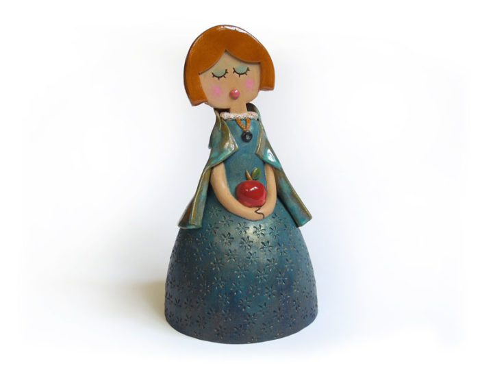 Campanella da favola, Biancaneve in ceramica realizzata a mano dal Laboratorio ArtiBus di Vasto