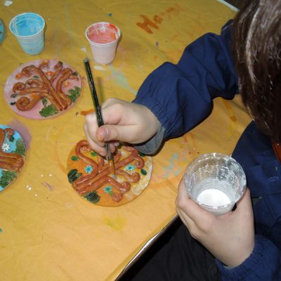 Bambini al lavoro per realizzare la bomboniera d'artista per la prima comunione presso il Laboratorio ArtiBus di Vasto