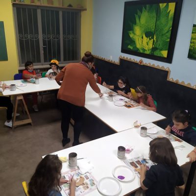 Laboratorio di pittura per bambini durante la festa di compleanno