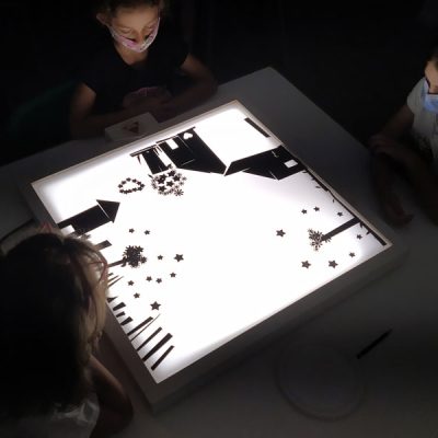 Arte in gioco con i piani luminosi del Laboratorio ArtiBus di Vasto. Sala giochi per bambini con famiglie