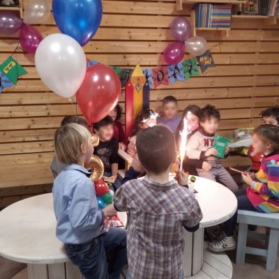 Taglio della torta alla festa di compleanno per piccoli artisti